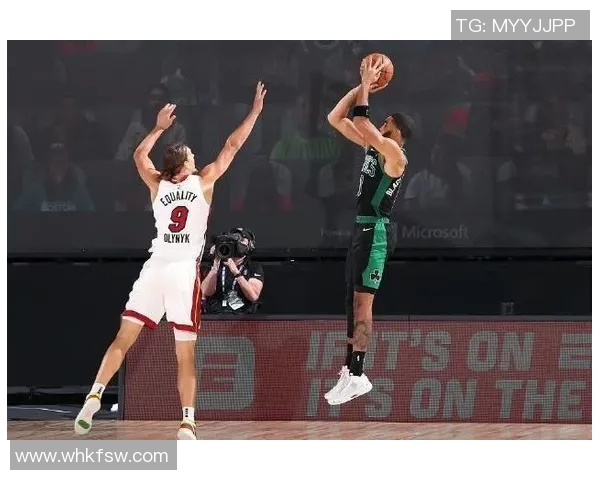 骑士与猛龙东决第五场激战回顾双方争夺总决赛席位的精彩瞬间 骑士与猛龙东决第五场激战回顾双方争夺总决赛席位的精彩瞬间